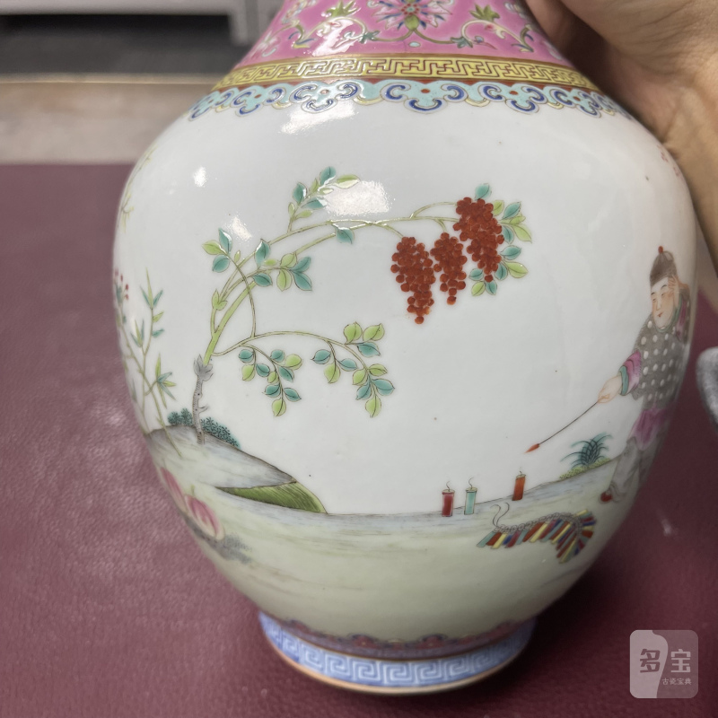 十九世纪 胭脂红地粉彩开光婴戏图双耳瓶 - 图12